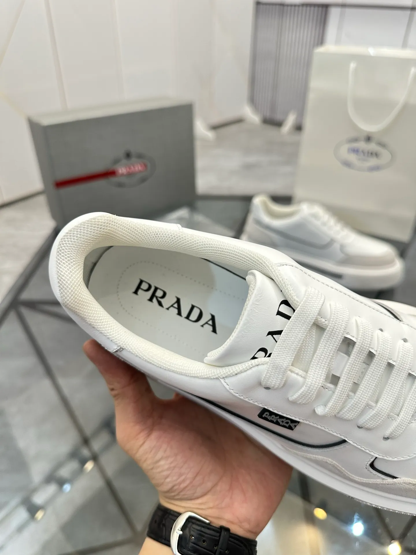Men's shoes: 💰P580¥ High-end top quality Product trademark: Prada *"Prada*" low-top casual shoes Regular size: 38-45 (can be customized to 46) Product materials: imported first-layer cowhide stitching nubuck leather upper, breathable lining, cowhide foot pads, original ultra-light foam outsole. No.: 001